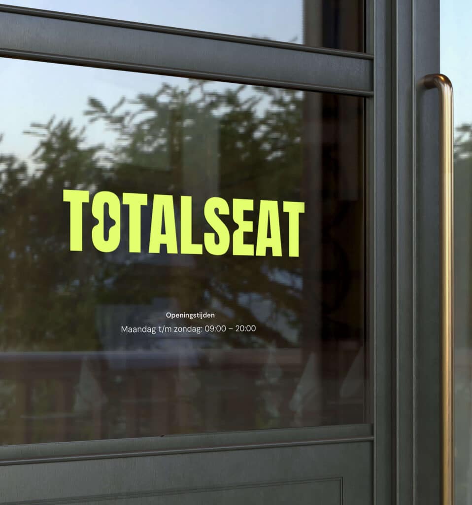 Totalseat Showroom raam logo