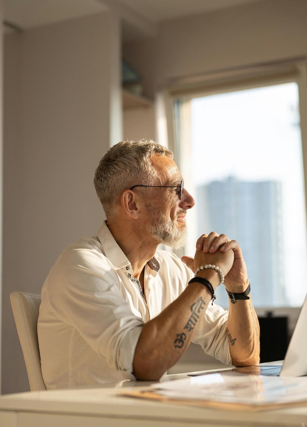 TotalSeat man laptop